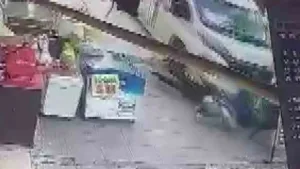 Adana’da kontrolden çıkan minibüs kaldırıma çıkıp 2 kişiyi yaraladı, o