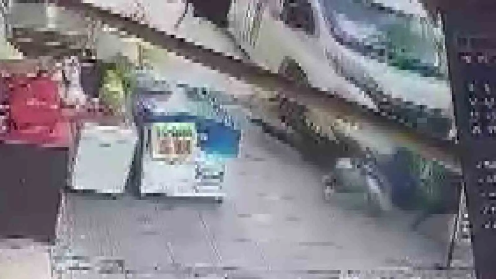 Adana’da kontrolden çıkan minibüs kaldırıma çıkıp 2 kişiyi yaraladı, o