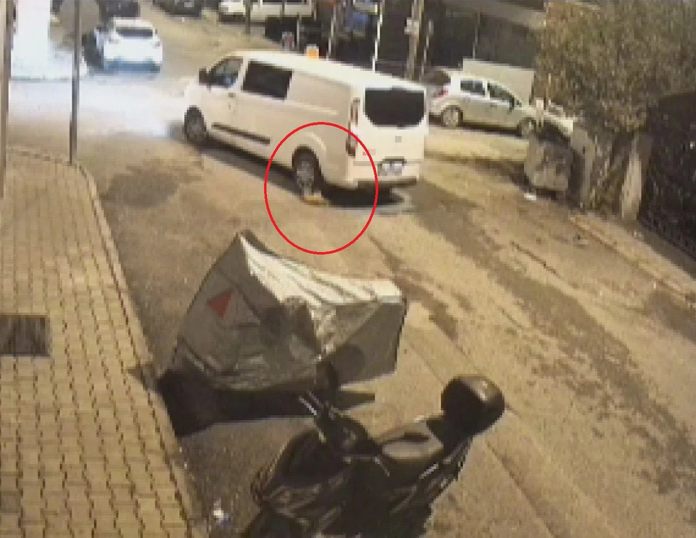 Hatay’da seyir halindeki minibüsün, yol üzerindeki kediyi ezdiği ve sürücüsünün