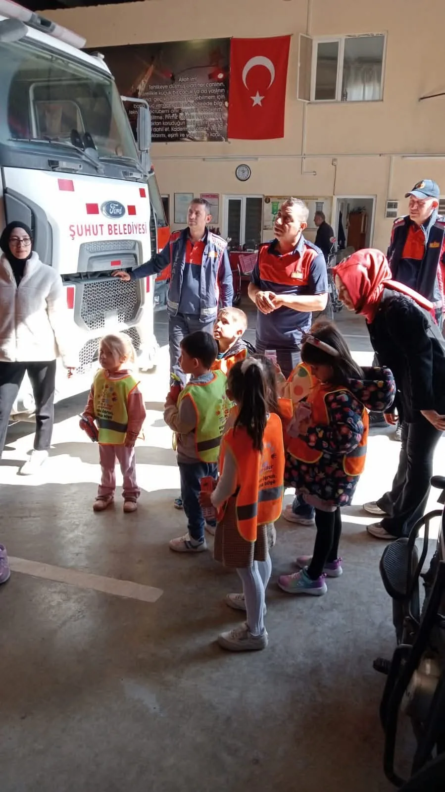 Afyonkarahisar’da faaliyet gösteren Özel Minik Eller Anaokulu öğrencileri ve öğretmenleri,