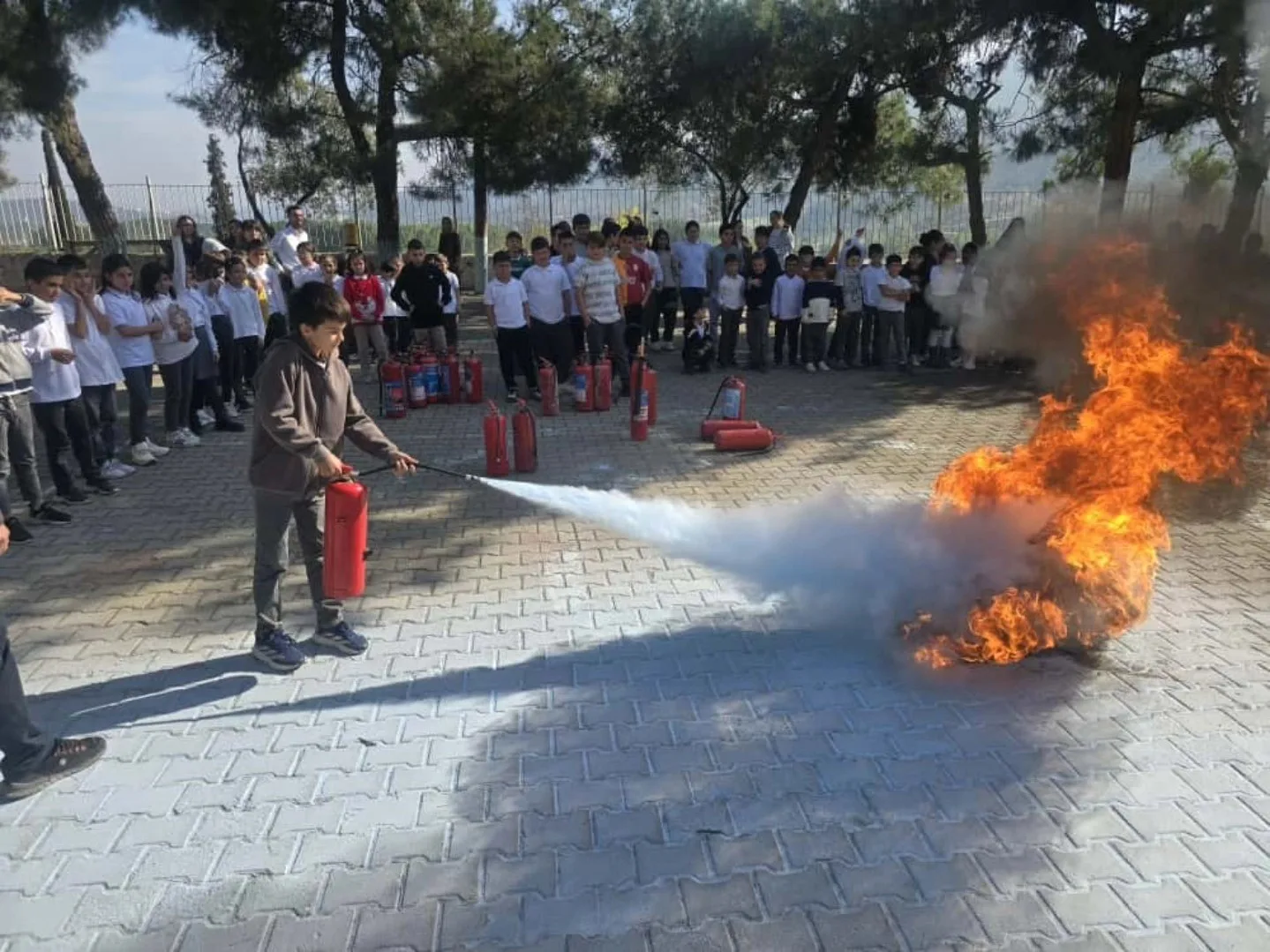 Bayırköy’deki minik öğrenciler, itfaiye ekipleriyle hem öğrendi hem de eğlendi.