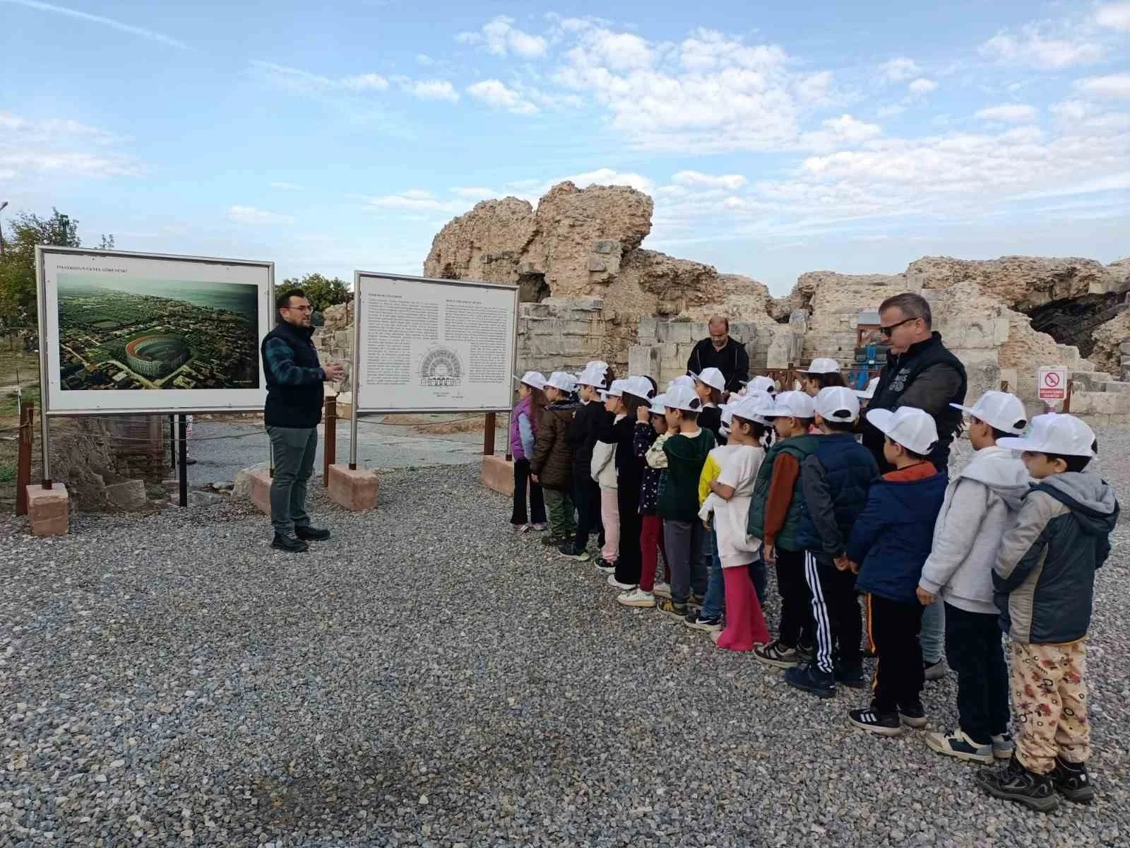 Bursa Büyükşehir Belediyesi tarafından düzenlenen ‘İznik Kazı Günlükleri Atölyeleri’ne katılan