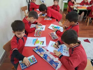 Kayseri’de anaokulu öğrencileri Filistin Farkındalık Etkinliği kapsamında duygularını resmetti. Milli
