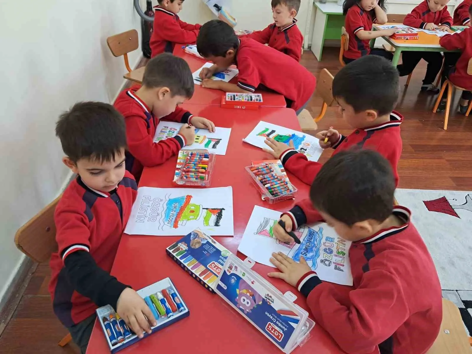 Kayseri’de anaokulu öğrencileri Filistin Farkındalık Etkinliği kapsamında duygularını resmetti. Milli