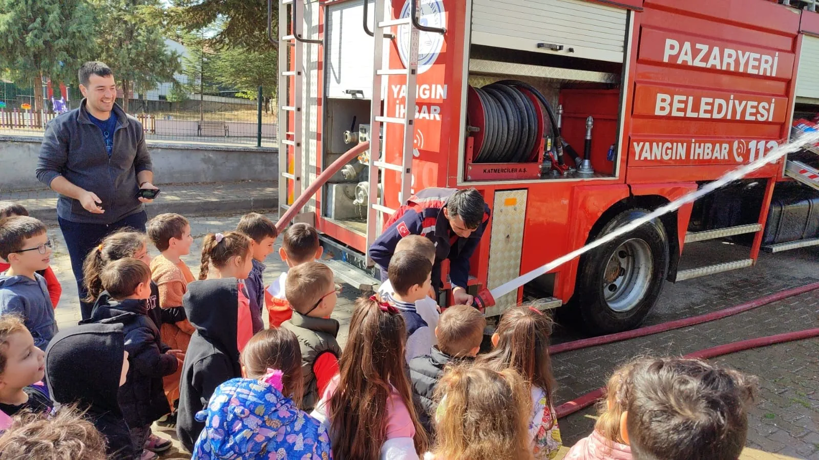Bilecik’in Pazaryeri ilçesinde anaokulu öğrencileri, İtfaiye Haftası kapsamında düzenlenen etkinlikle