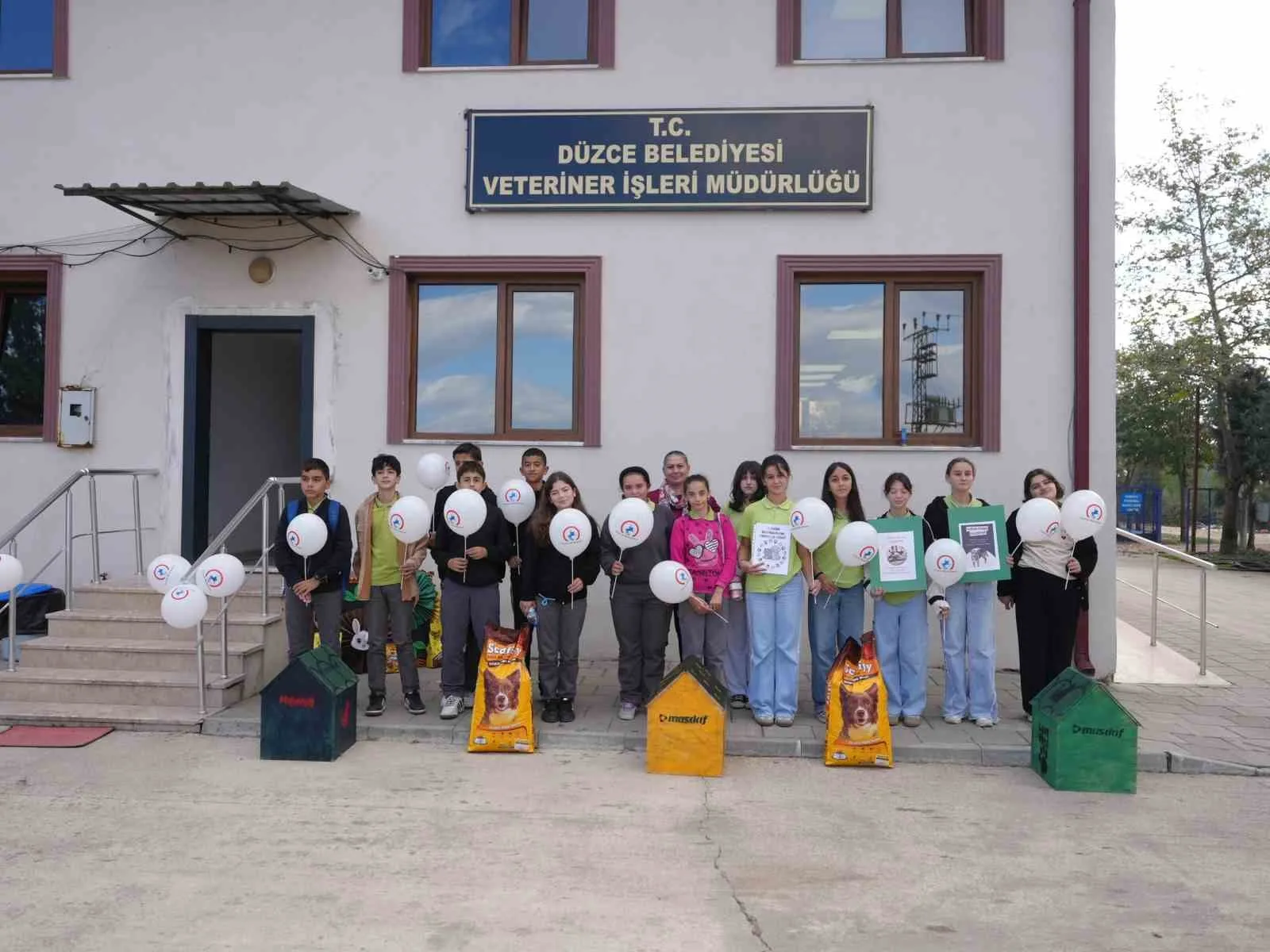 Düzce Belediyesi 4 Ekim Hayvanları Koruma Günü’nde Mergiç’teki sokak hayvanları