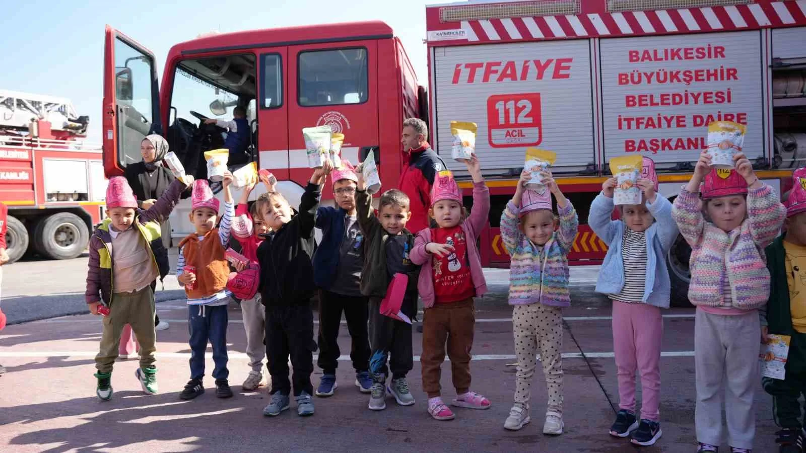 Balıkesir’in Sındırgı ilçesinde anaokulu öğrencileri, İtfaiye Haftası dolayısıyla Balıkesir Büyükşehir