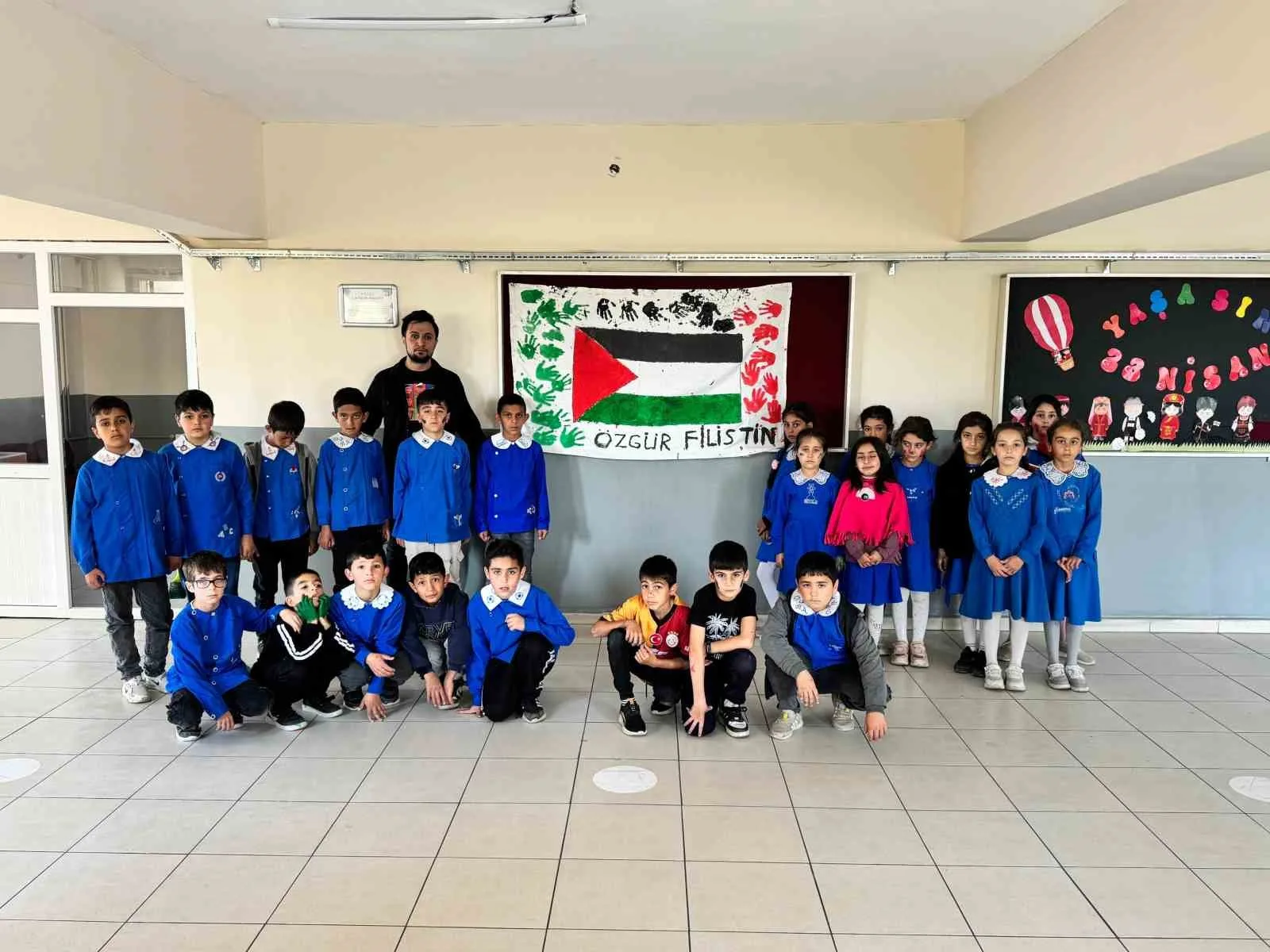 Ağrı Merkez Yunus Emre İlkokulu öğrencileri, öğretmenleri Recep Akbaş öncülüğünde