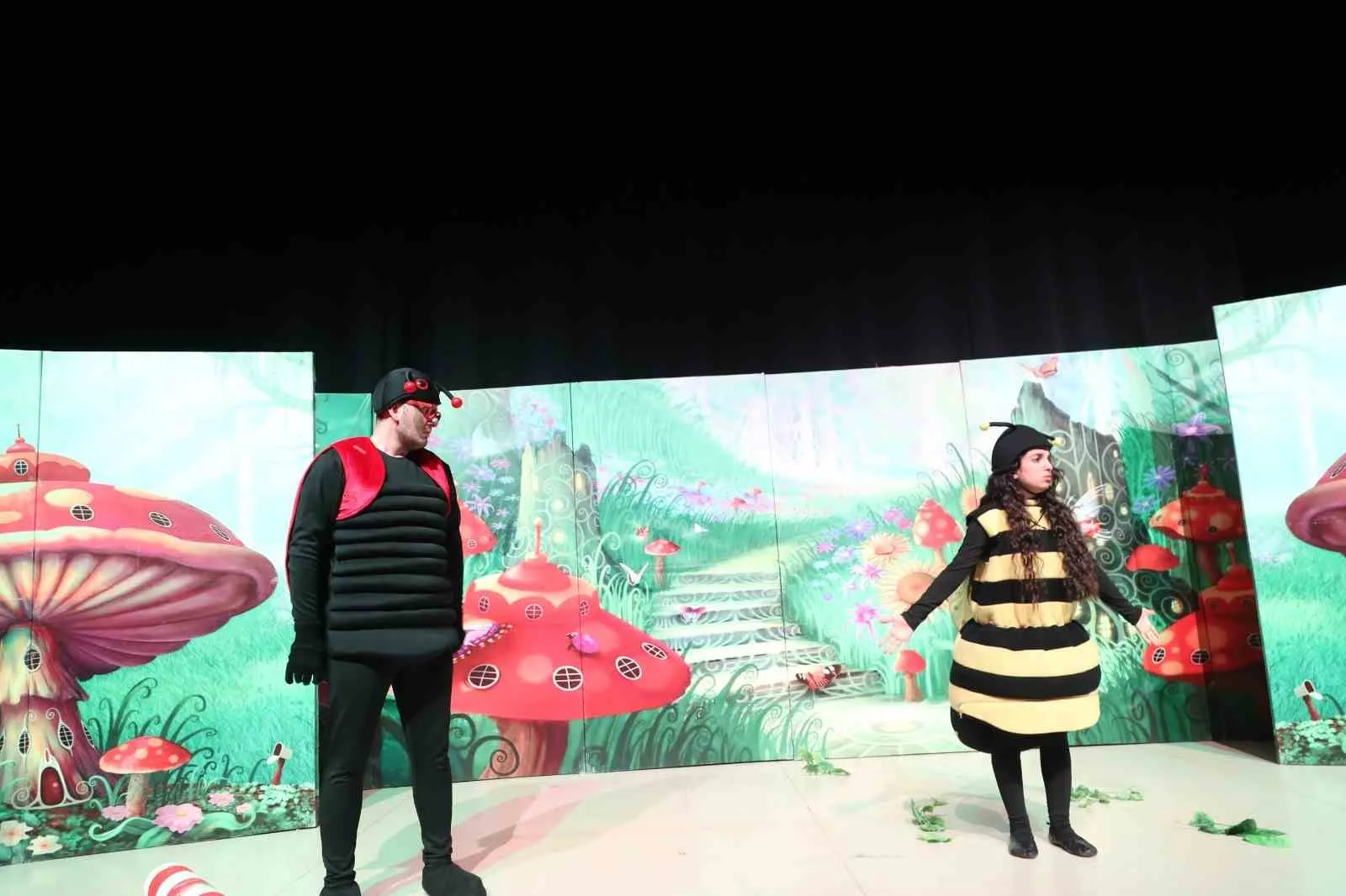 Gebze’de sahnelenen “Beneksiz Böcek Uğur” adlı çocuk tiyatrosu, minik izleyiciler