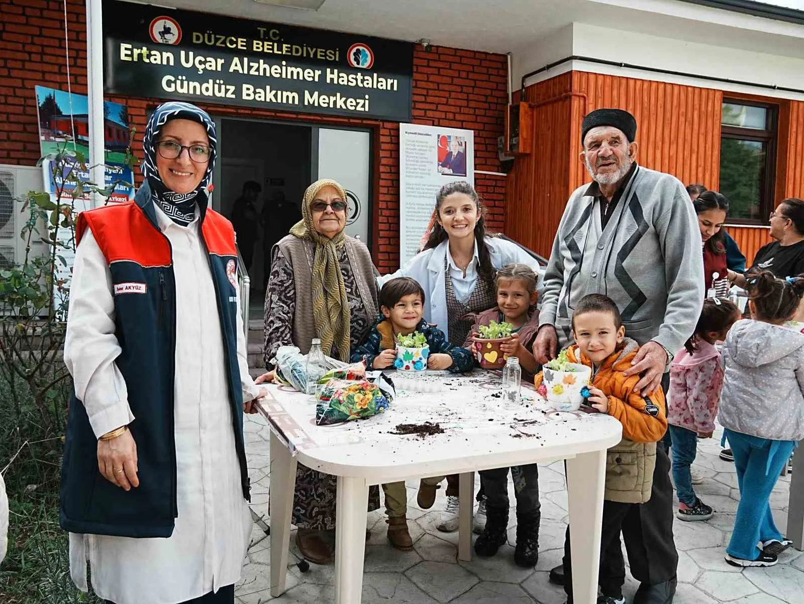 Düzce Belediyesi BELKA kreşi minikleri Alzheimer Merkezi’ni ziyaret etti. Minikler