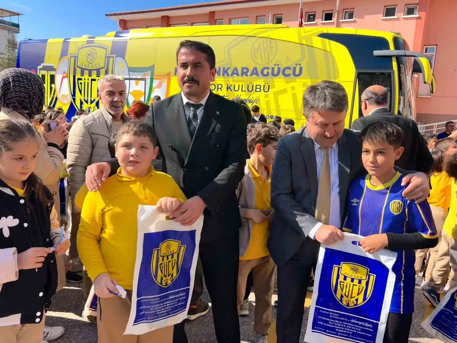 MKE Ankaragücü, başkentli çocuklara spor sevgisini aşılamak amacıyla Pursaklar Azmi