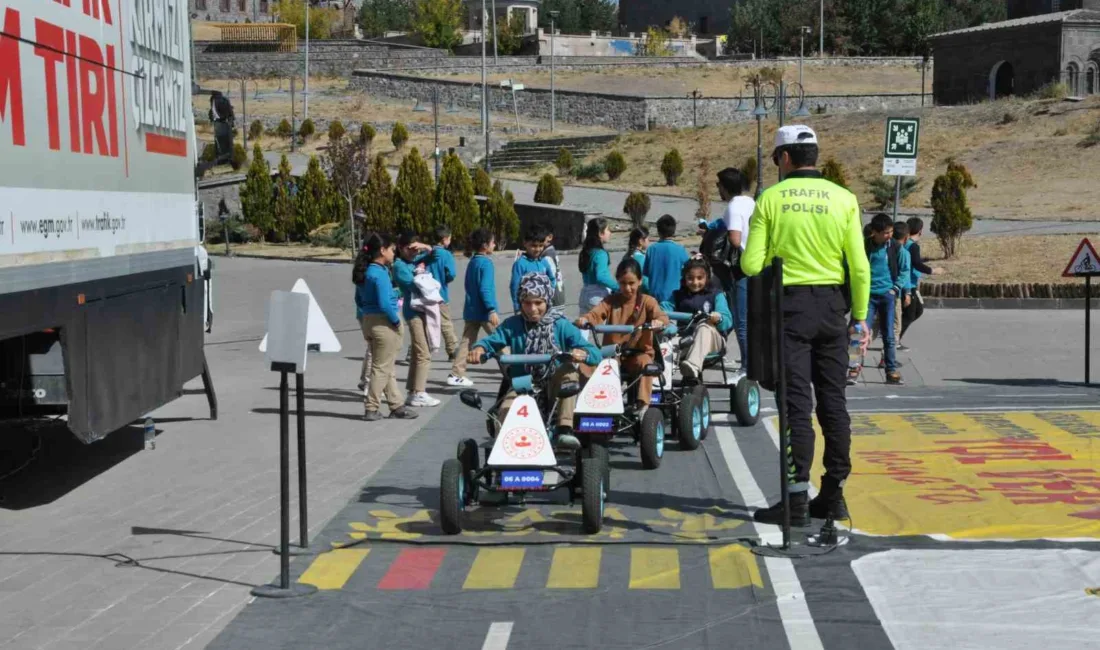İçişleri Bakanlığı tarafından hayata geçirilen “Mobil Trafik Eğitim Tırı” Kars’a