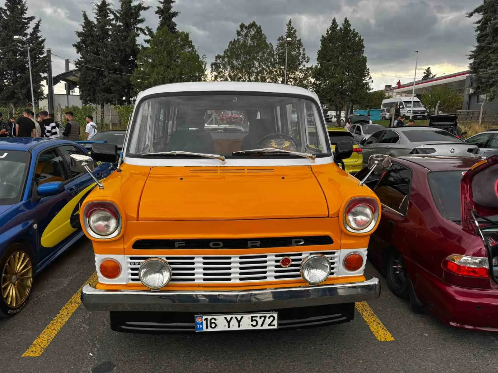 Kırklareli’nin Lüleburgaz ilçesinde düzenlenen modifiye otomobil buluşmasında tutkunlar bir araya