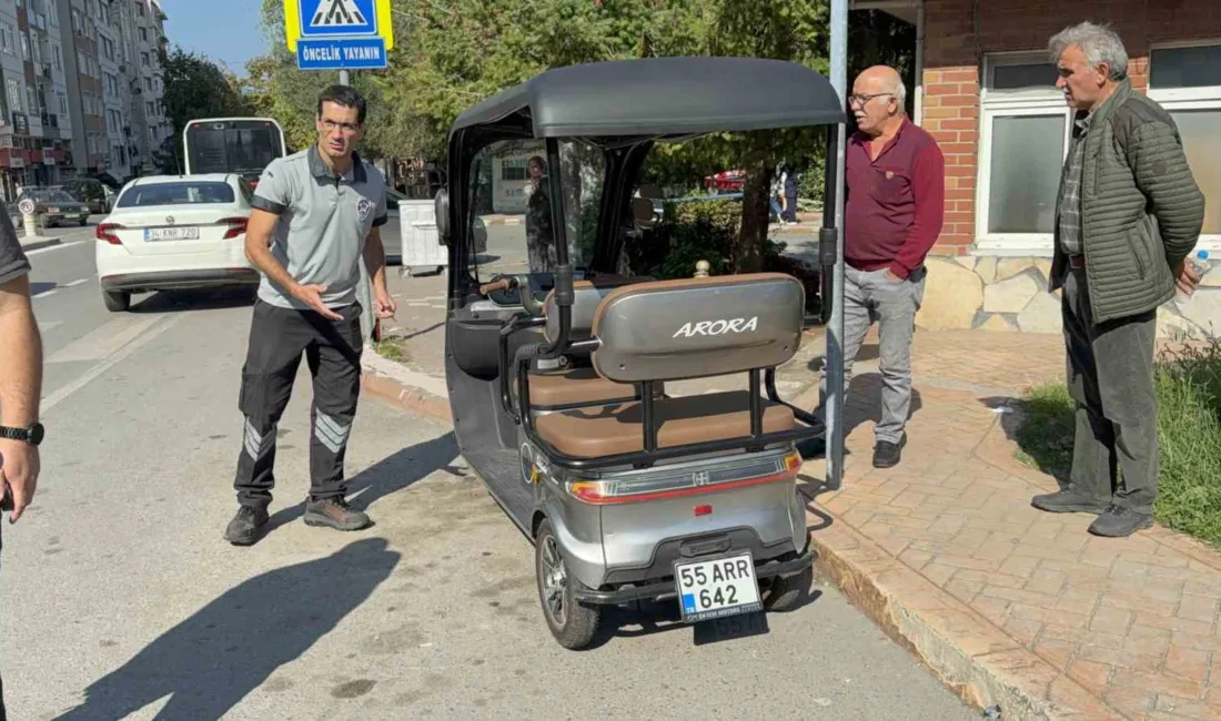 Samsun’da bir motorlu bisiklet, yayaya yol vermek için duran otomobile