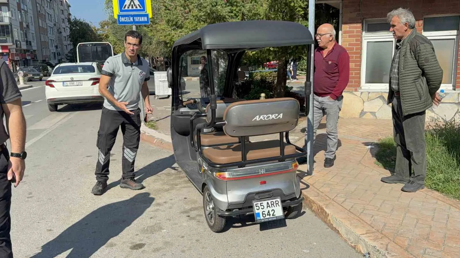 Samsun’da bir motorlu bisiklet, yayaya yol vermek için duran otomobile