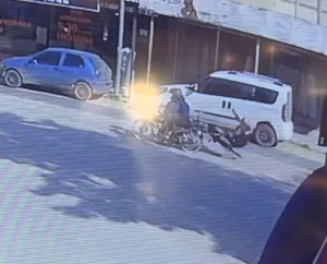 Bursa’nın İnegöl ilçesinde meydana gelen kazada motosiklet ile bisiklet çarpıştı;
