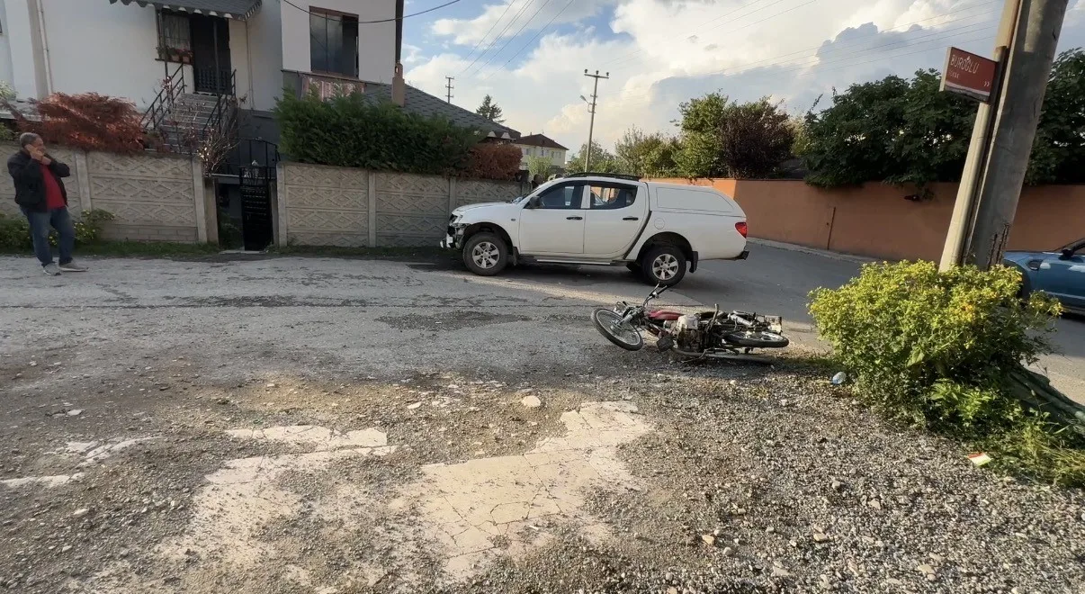 Düzce’de kamyonetle çarpışan motosikletteki 2 öğrenci ağır yaralandı. Kaza, Eski