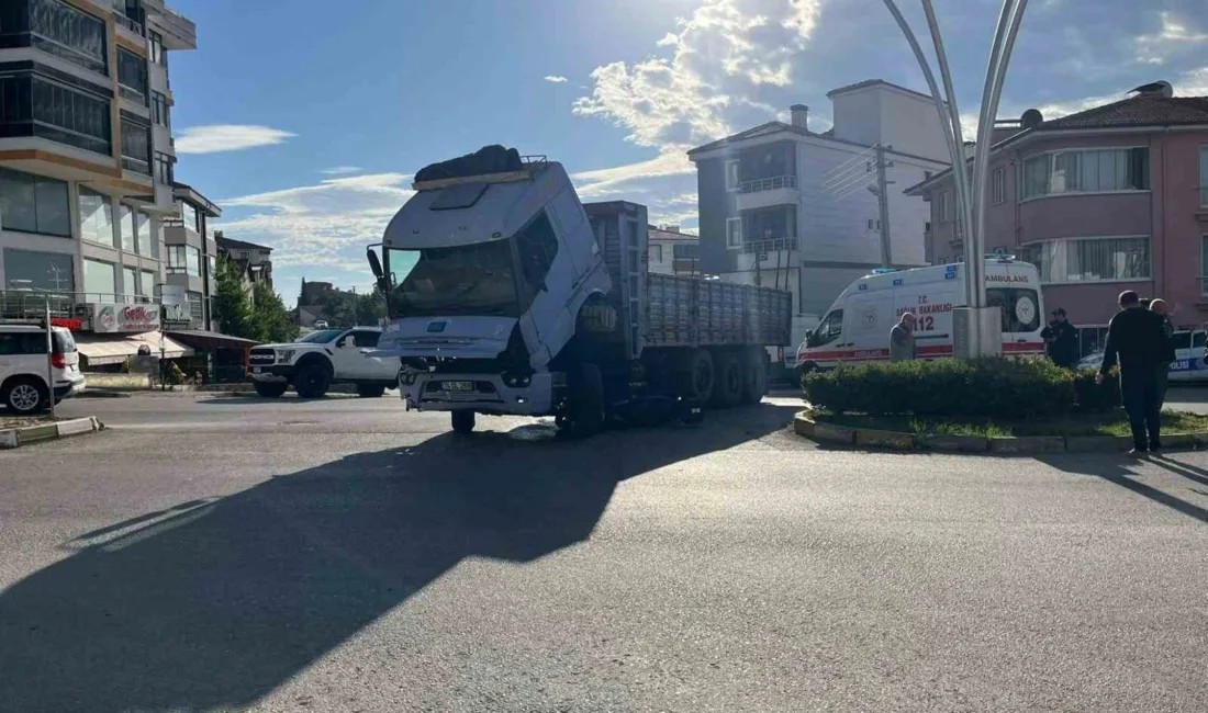 Karabük’ün Safranbolu ilçesinde meydana gelen kazada çarpışma sonucu kamyonun altına