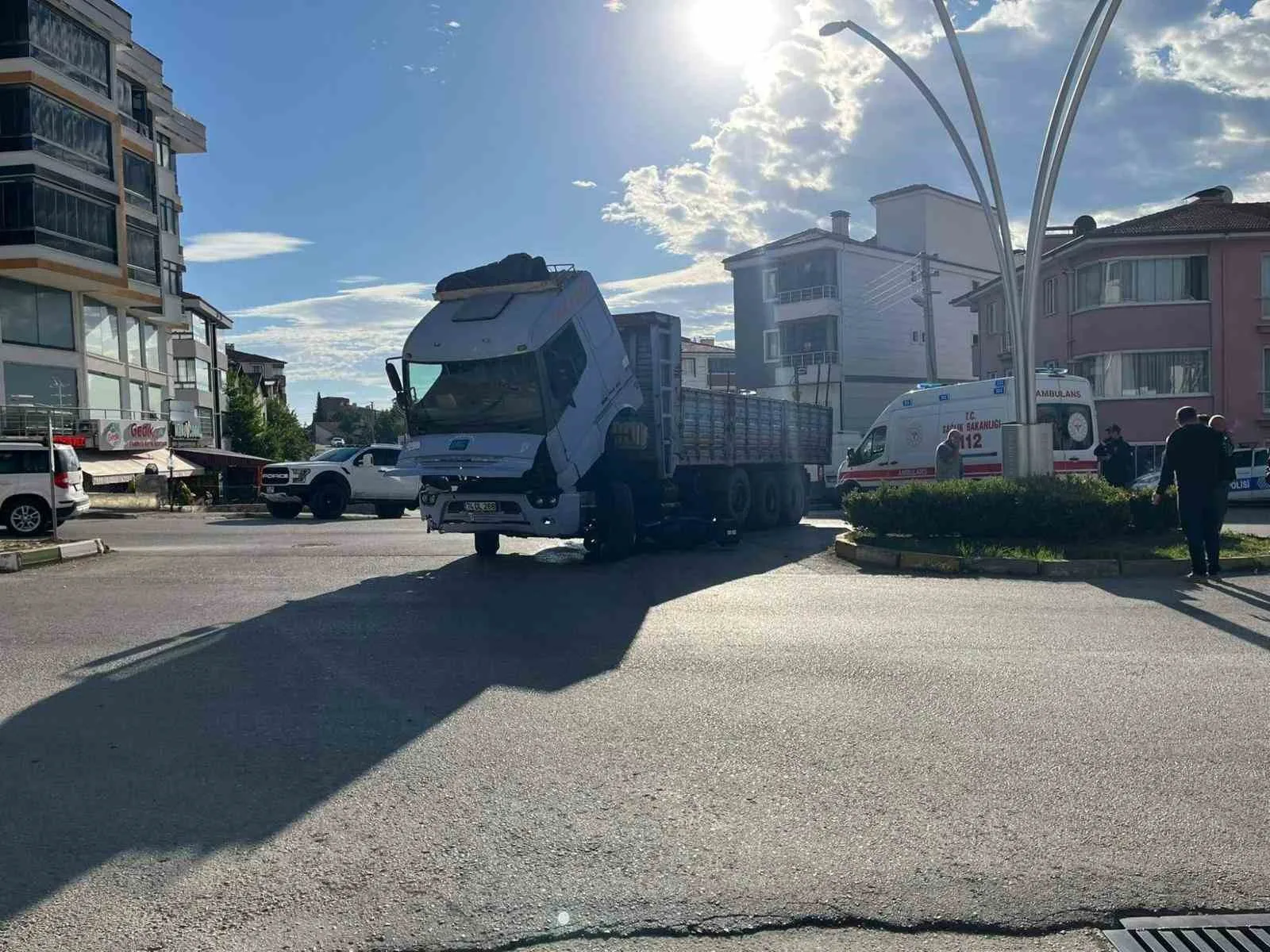 Karabük’ün Safranbolu ilçesinde meydana gelen kazada çarpışma sonucu kamyonun altına