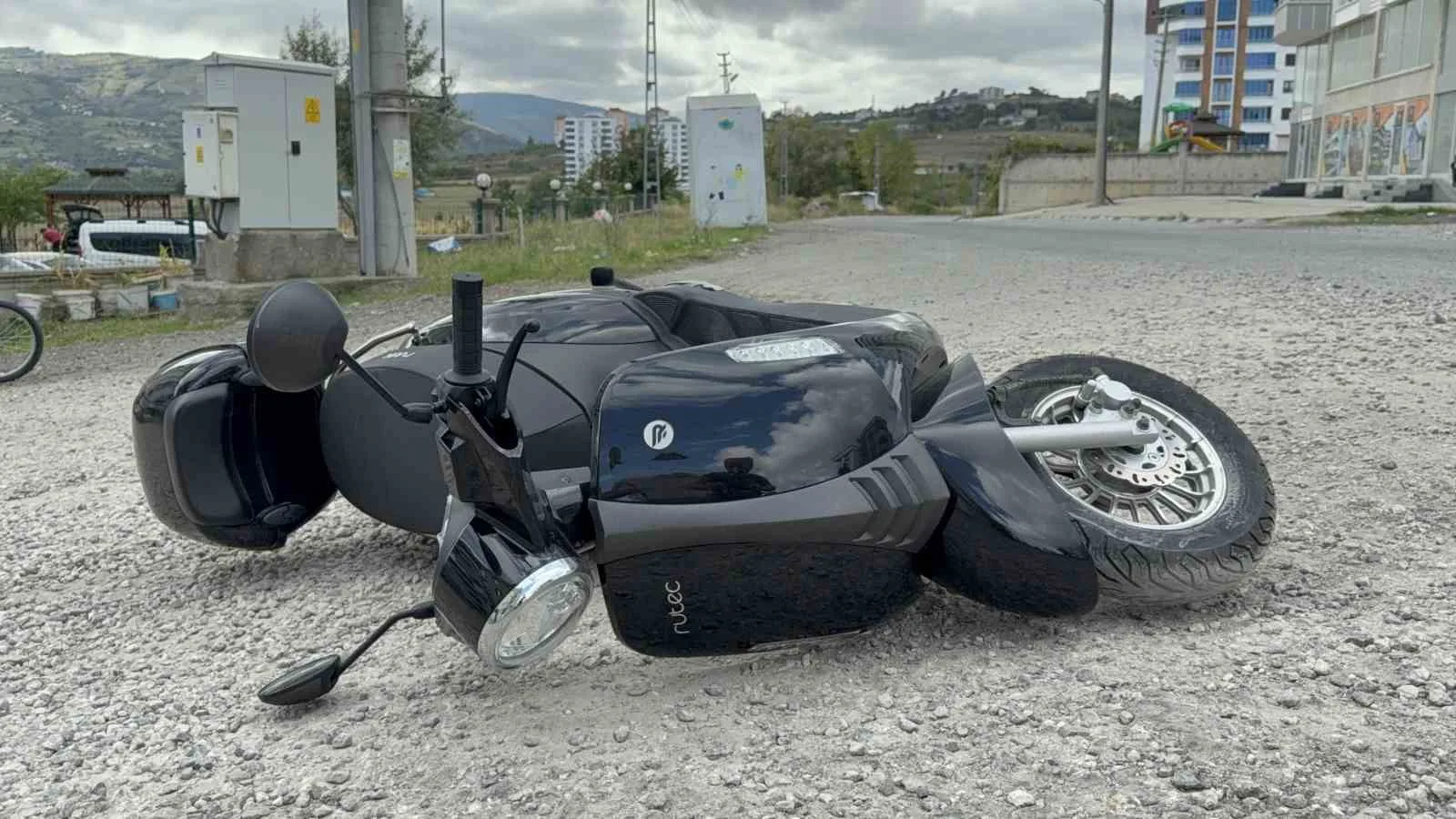 Samsun’da motosikletin mucurlu yolda devrilmesi sonucu meydana gelen kazada kadın