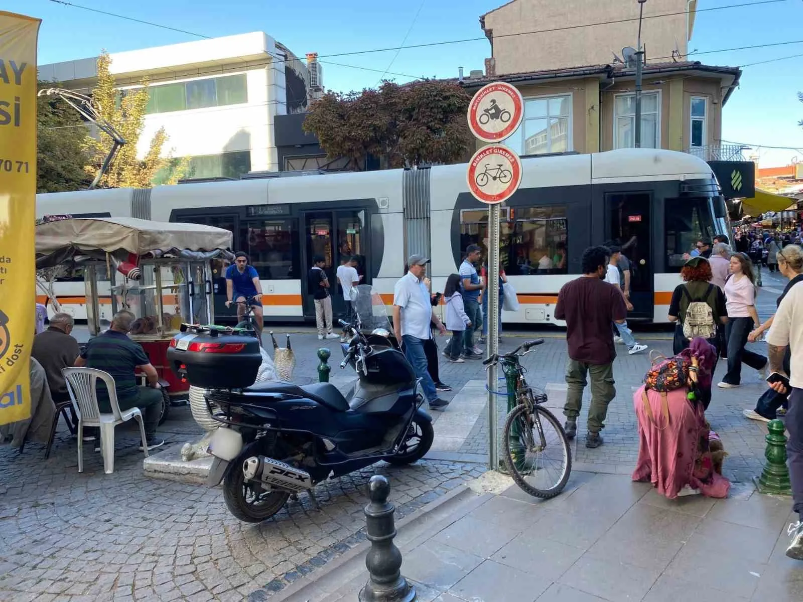 Eskişehir’de ‘motosiklet ve bisiklet giremez’ levhalarının tam altına park edilen