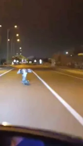 Afyonkarahisar’da bir gencin motosikletin üzerine yatarak kullandığı anlar cep telefonu