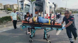 Aydın’ın Kuşadası ilçesinde motosikletin çarptığı kadın ağır yaralanırken, kaza anı