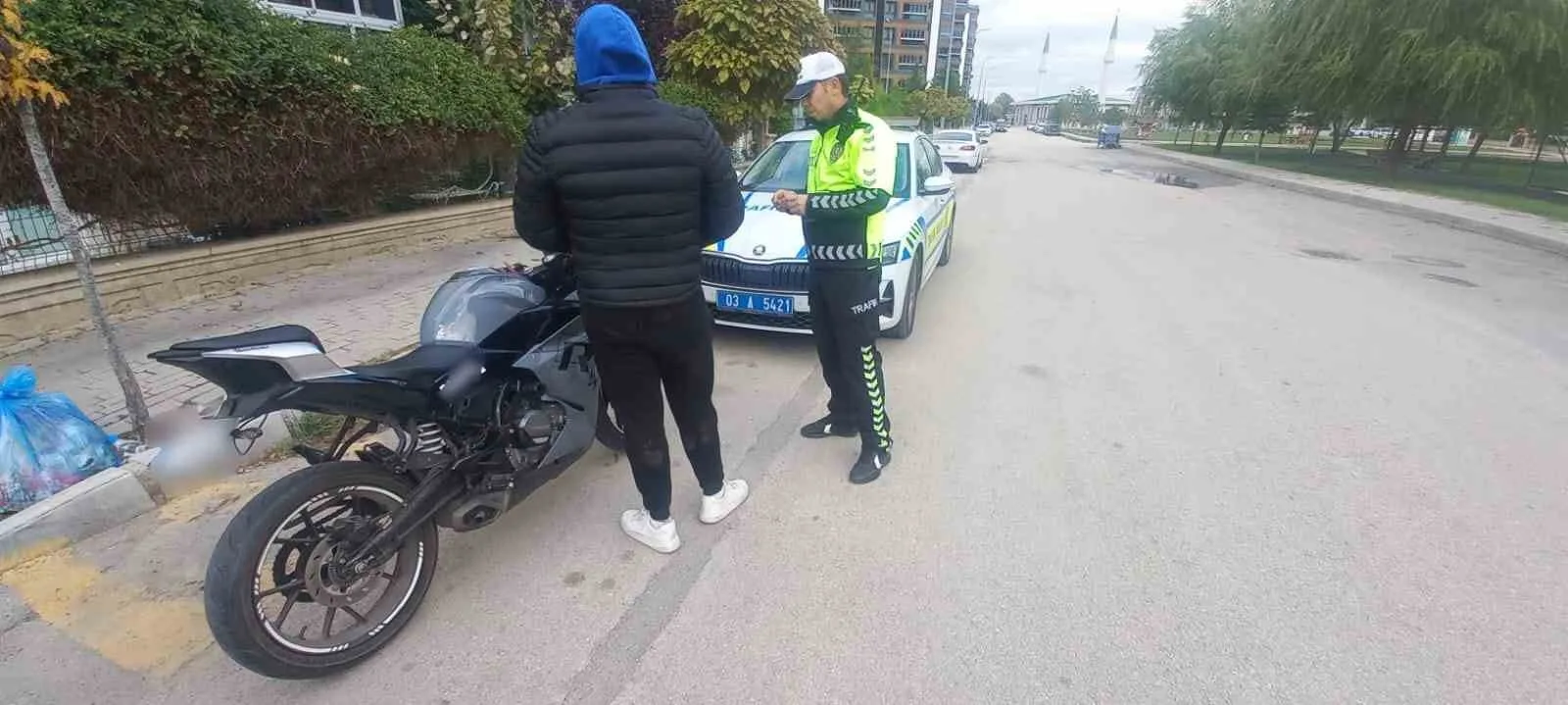 Afyonkarahisar’da kullandığım motosikletin plakasında ki rakam ve harfleri bant ile