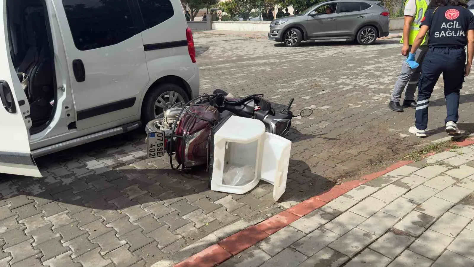 Antalya’nın Gazipaşa ilçesinde motosikletle hafif ticari aracın çarpışması sonucu meydana