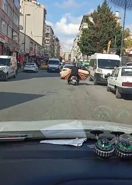 Bahçelievler’de motosikletle halı taşıyan sürücü hem kendi canını hem de