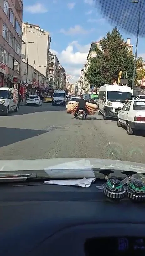 Bahçelievler’de motosikletle halı taşıyan sürücü hem kendi canını hem de