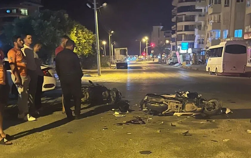 Mersin’in Anamur ilçesinde motosikletlerin kafa kafaya çarpışması sonucu 2 sürücü