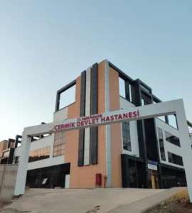 Diyarbakır’ın Çermik ilçesinde motosikletli şahıs, önündeki araçta bulunan kadını otomobilden