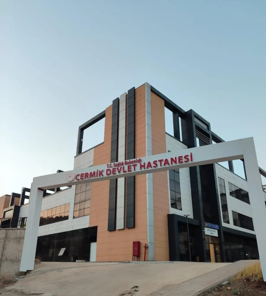 Diyarbakır’ın Çermik ilçesinde motosikletli şahıs, önündeki araçta bulunan kadını otomobilden