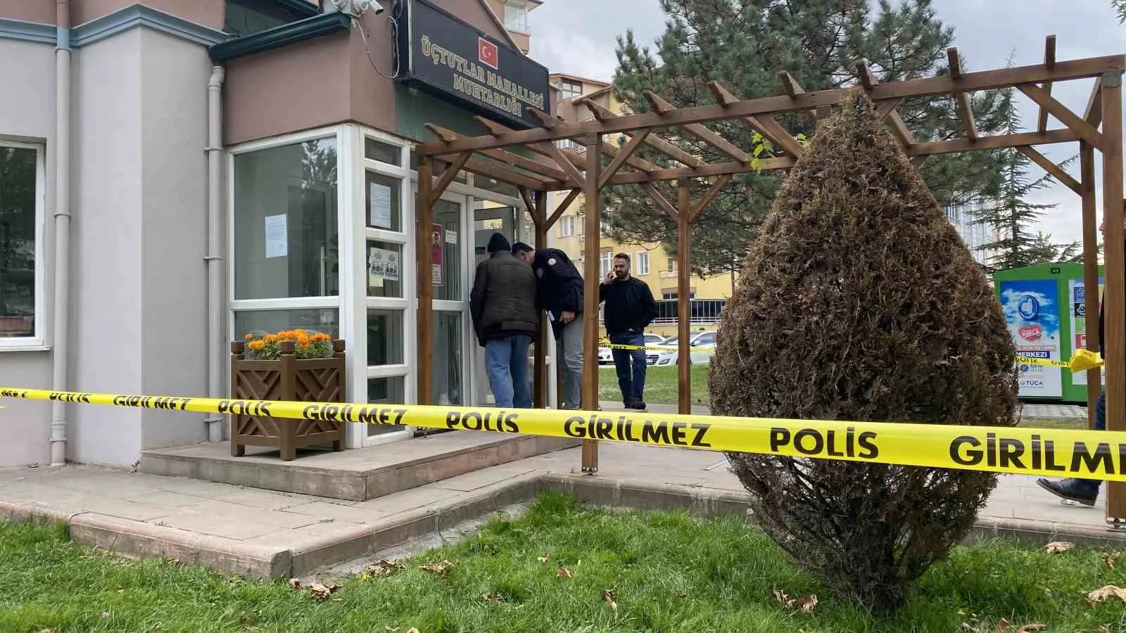 Çorum’da bir silahlı saldırgan, motosikletle geldiği Üçtutlar Mahallesi Muhtarlığı’na tabancayla