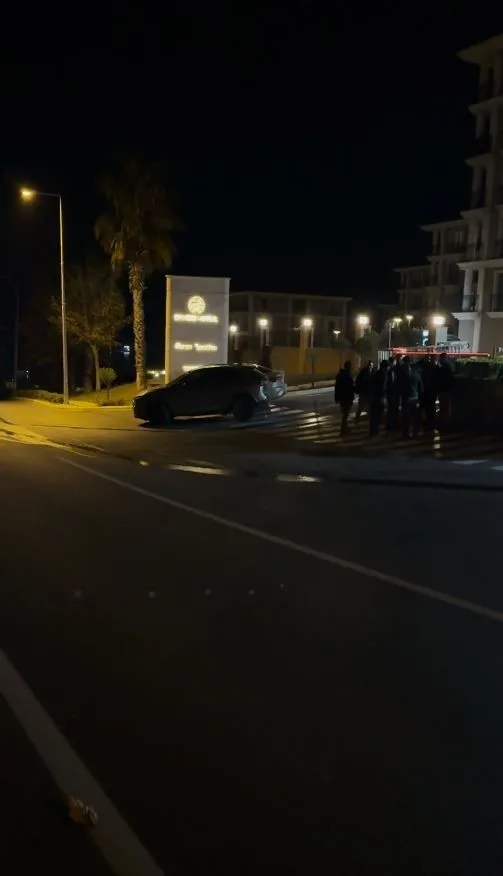 İstanbul’un Beylikdüzü ilçesinde henüz kimliği belirlenemeyen motosikletli şahıslar, içerisinde 4