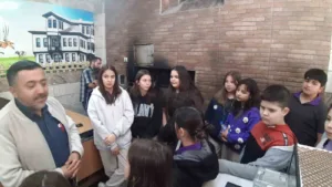 Bolu’nun Mudurnu ilçesinde öğrenciler, ilçedeki taş fırında geleneksel ekmek yapımını
