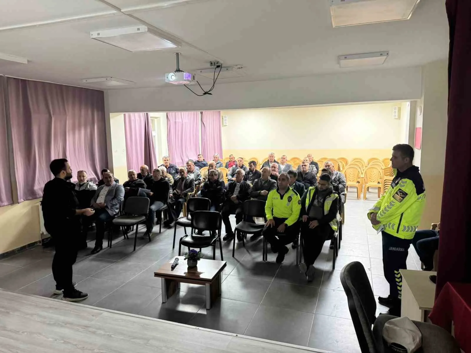 Bolu’nun Mudurnu ilçesinde taşımalı eğitim kapsamında görev yapan servis şoförlerine