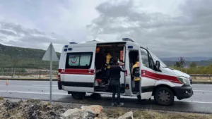 Muğla çevre yolunda yağış nedeniyle kontrolden çıkan otomobil, yol kenarındaki