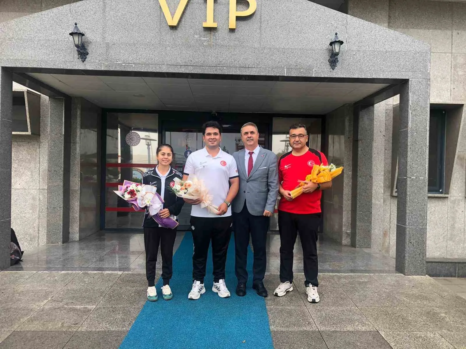 Dünya Şampiyonu Emircan Haney ve Antrenörü Dr. Ejder Sözen yurda