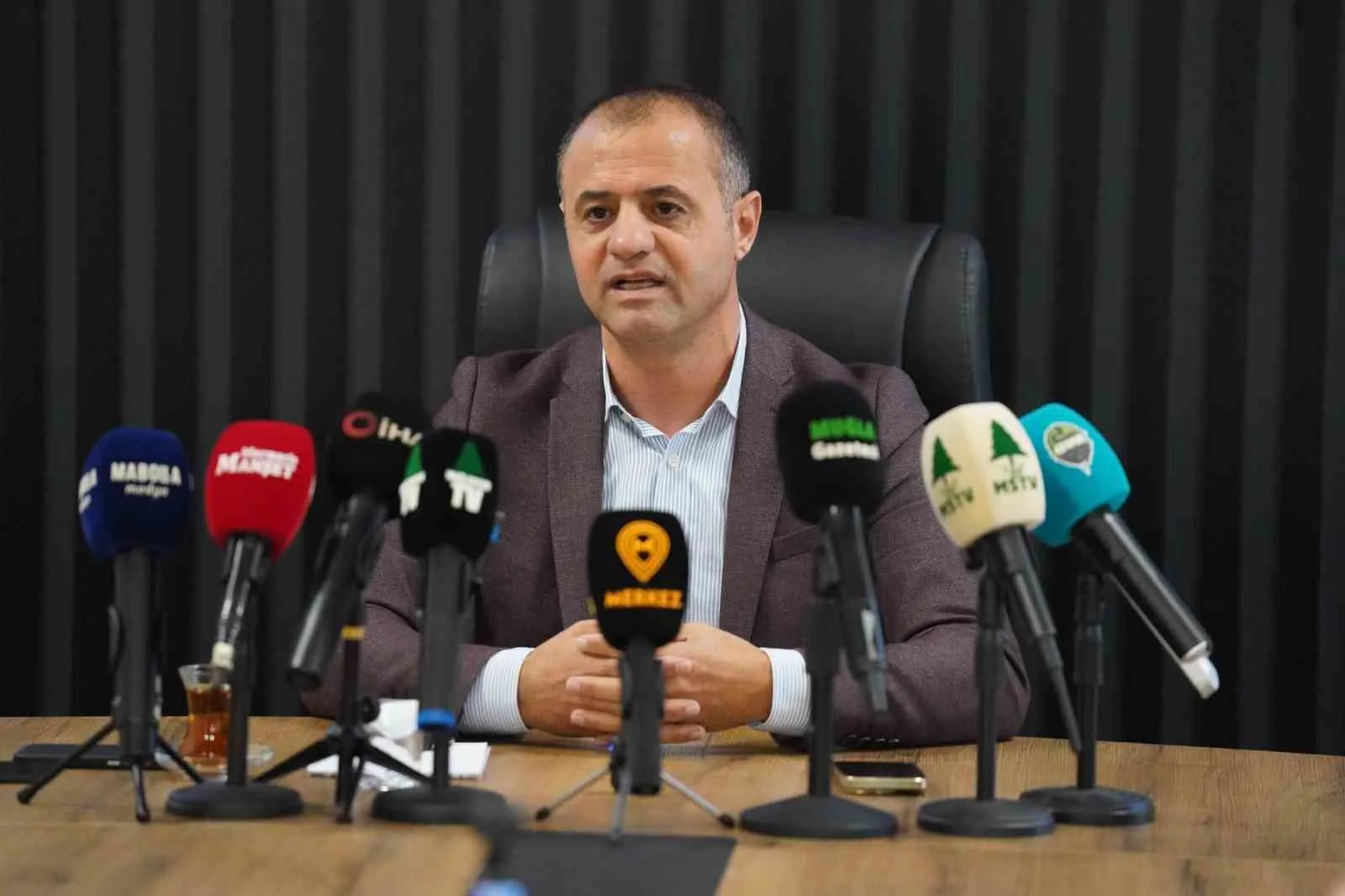 Muğlaspor Başkanı Menaf Kıyanç, kulüp tesislerinde basın mensuplarıyla bir araya