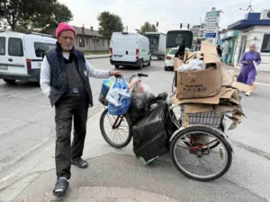 Sakarya’nın Adapazarı ilçesinde çöpten karton toplarken görüntülenen yaşlı bir adamın