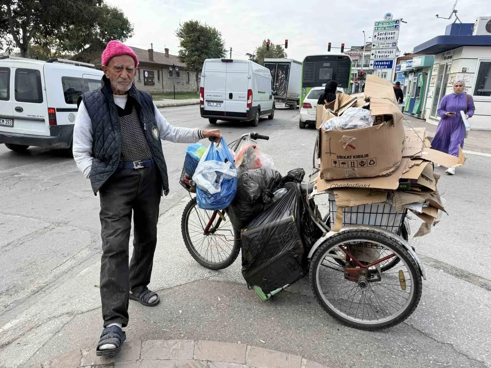 Sakarya’nın Adapazarı ilçesinde çöpten karton toplarken görüntülenen yaşlı bir adamın