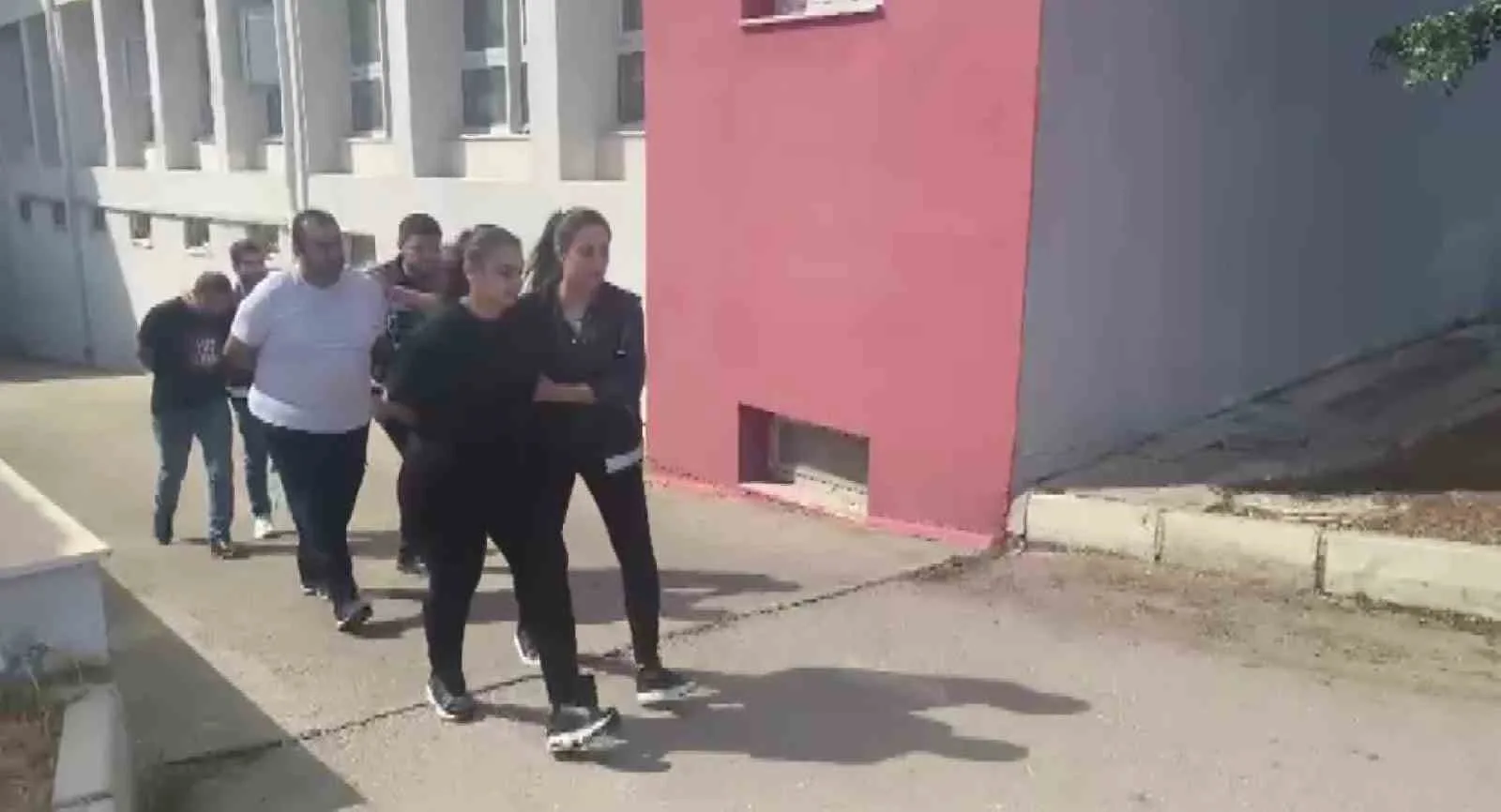 Adana’da bir tekstil firmasında çalışan muhasebeci ve beraberindeki 2 kişinin,