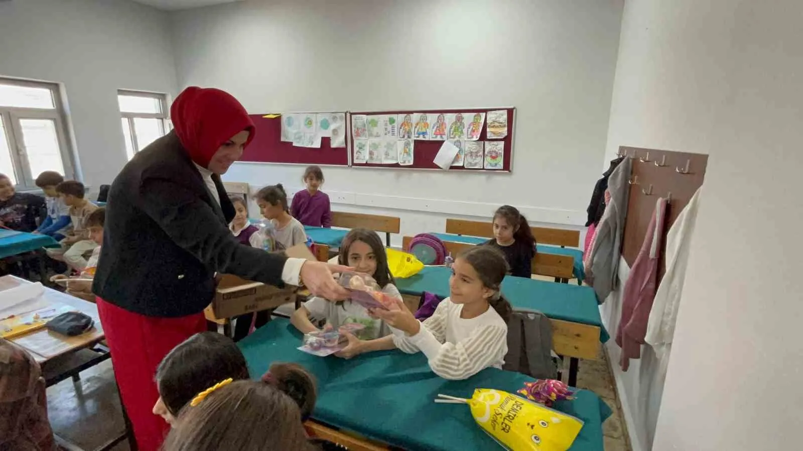 Diyarbakır’ın Bağlar ilçesine bağlı Muradiye Mahallesi muhtarı Dilek Demir, ‘Dünya