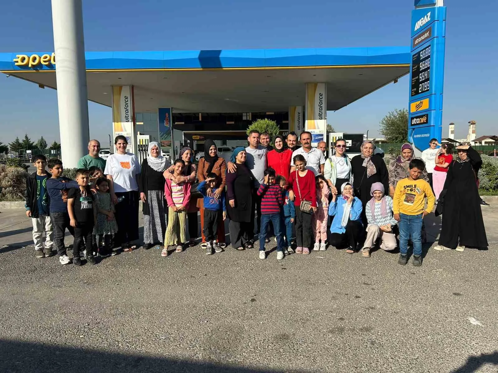 Diyarbakır’ın Bağlar ilçesinin Muradiye Mahallesi muhtarı Dilek Demir, kadınları geziye