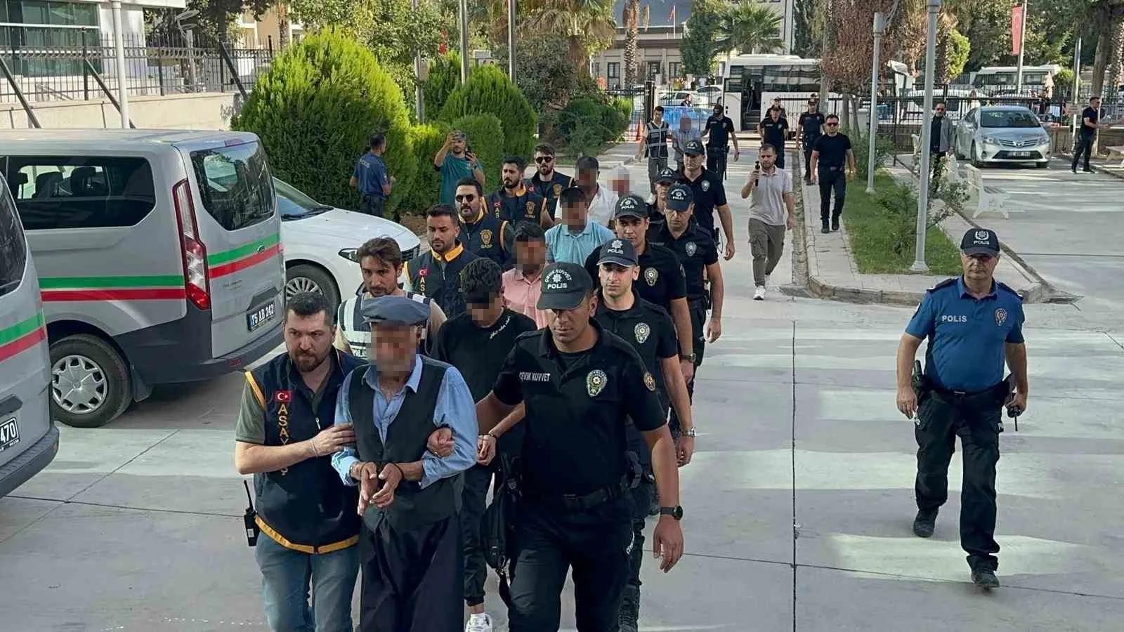 Muhtarlık seçimlerinden dolayı aralarında husumet bulunan ve Adıyaman Adliyesi önünde