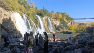 Van’ın doğal güzelliklerinden Muradiye Şelalesi, sonbaharda sunduğu muhteşem manzarasıyla yerli
