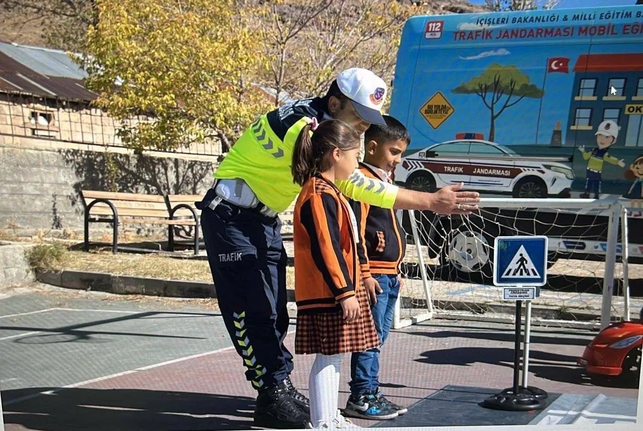 Van’ın Muradiye ilçesindeki Mehmet Akif Ersoy İlk ve Ortaokulu öğrencilerine