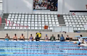 Antalya Muratpaşa Belediyesi’nin ‘Sonbahar Spor Okulları’ kapsamında gerçekleşen ücretsiz yüzme